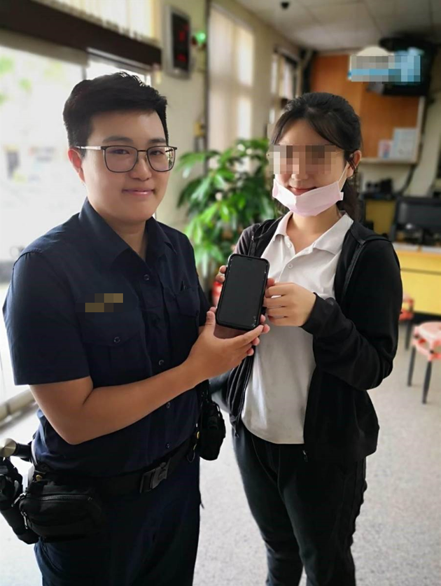 张姓女子和警员  来源：中时电子报